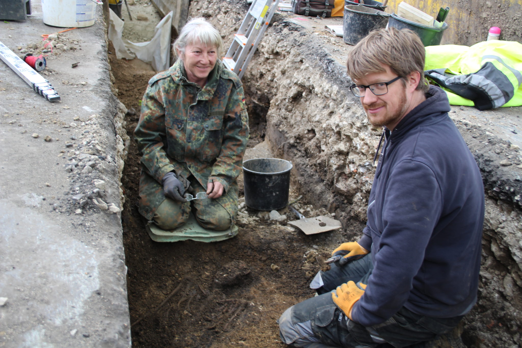 Bucha: 14 teilweise vollständig erhaltene menschliche Skelette bei Kanalbauarbeiten gefunden