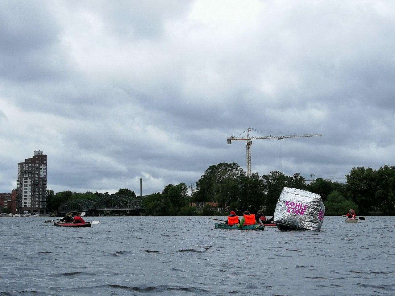 Ende Gelände und Anti-Kohle-Kids: Bootsblockade vor Kraftwerk Reuter-West für sofortigen Kohleausstieg