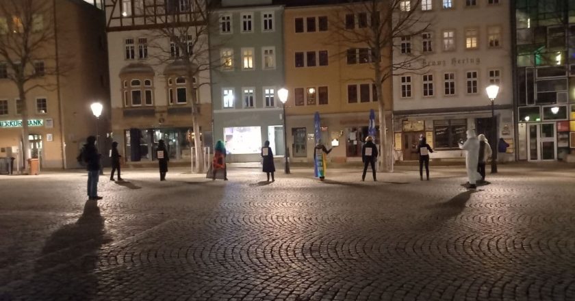 Querdenkende tanzen auf dem Jenaer Marktplatz zu „ein bisschen Sars muss sein“